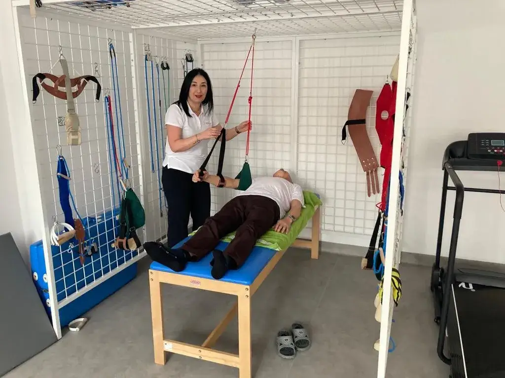 osoba na rehabilitacji fizjoterapeutycznej, szybkie terminy