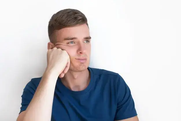 osoba zamyślona smutna