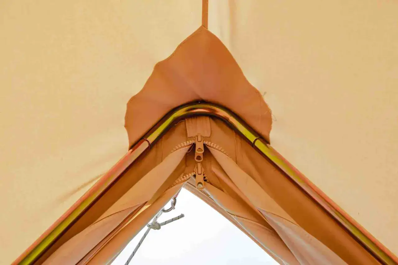 Metalowy stelaż i zamek błyskawiczny w części namiotu. Jasne pł&oacute;tno tworzy przytulne wnętrze.