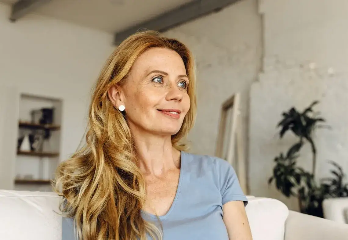 kobieta w średnim wieku uśmiechnięta, menopauza, zdrowie