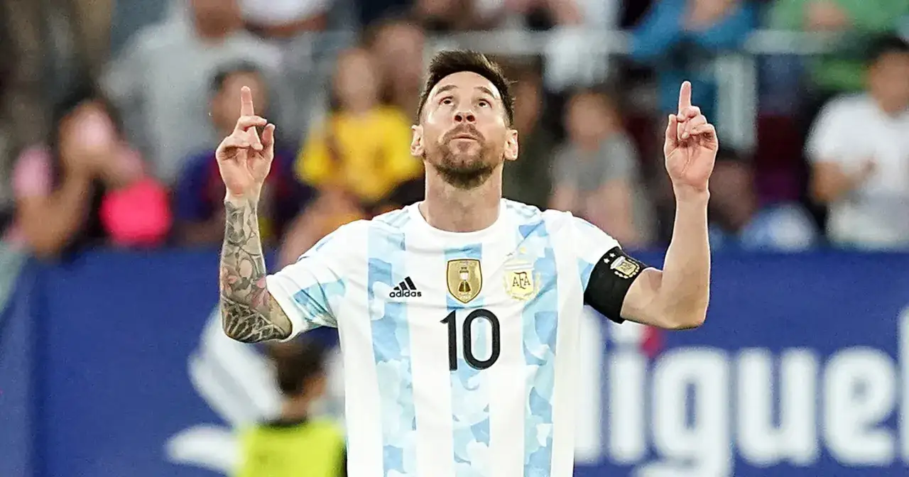 Leo Messi w koszulce Argentyny, z uniesionymi palcami, jakby świętował dzień, kiedy urodził się Messi.