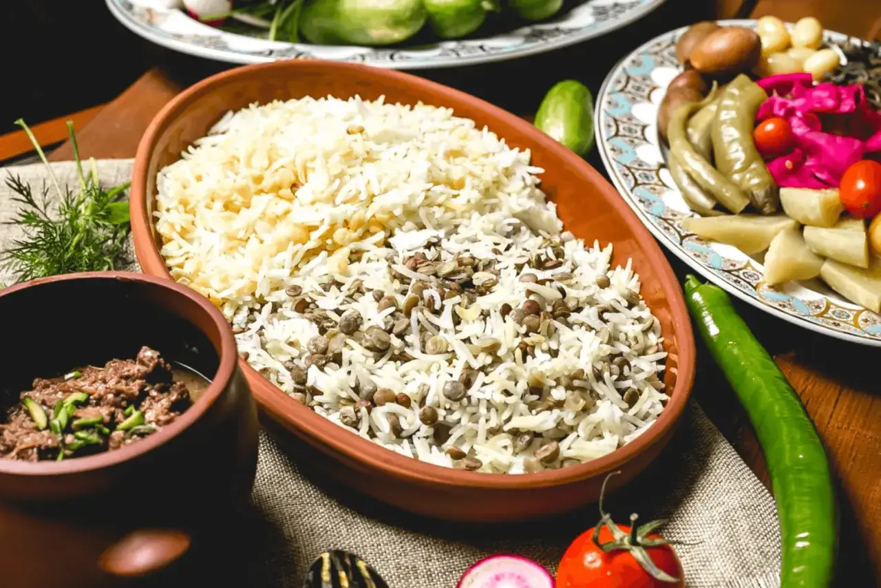 Ryż z soczewicą i mięsem, warzywa marynowane i świeże. Pyszna alternatywa co zamiast ziemniaków na obiad.