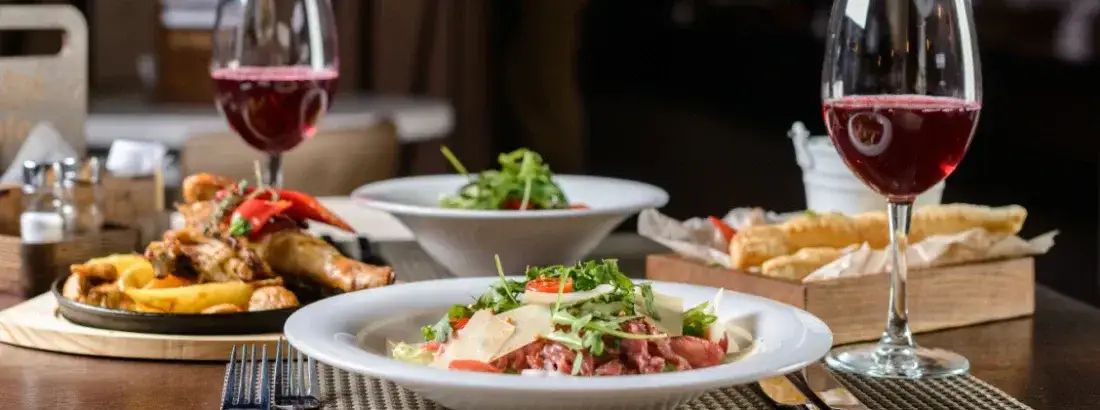 Romantyczna kolacja rocznicowa w restauracji