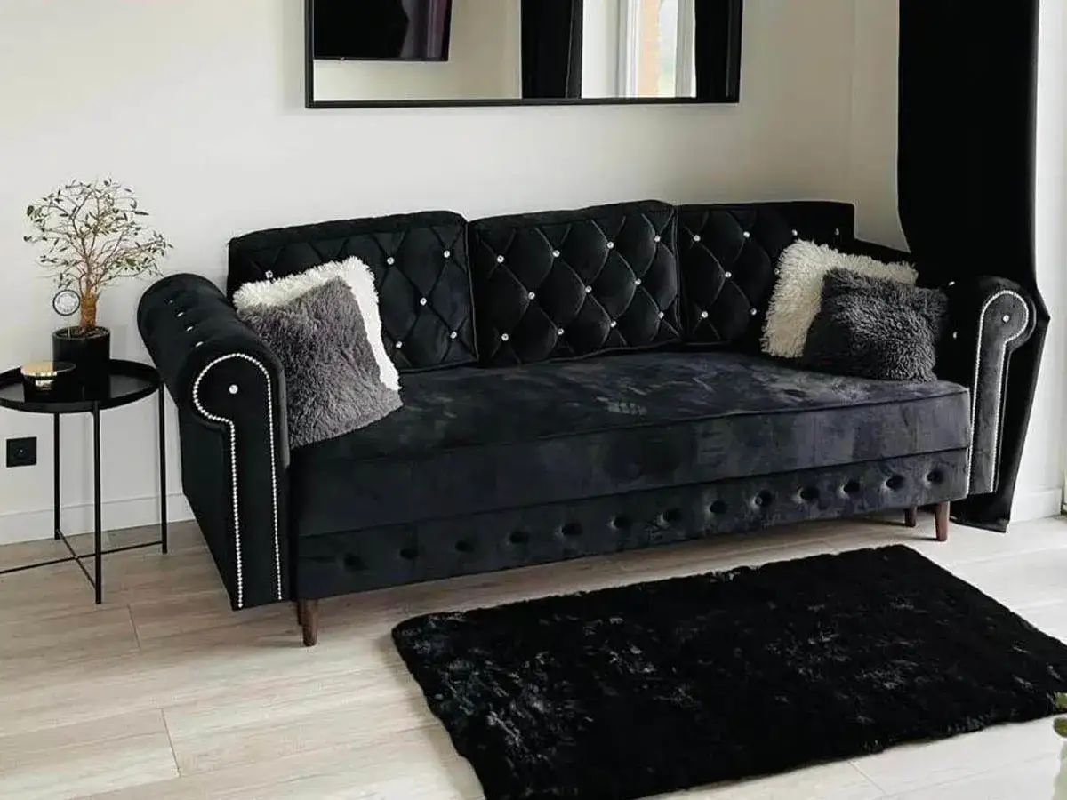 czarna kanapa poduszki styl minimalistyczny glamour skandynawski
