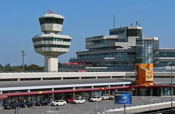 Charakterystyczny sześciokątny terminal lotniska Berlin-Tegel (TXL)