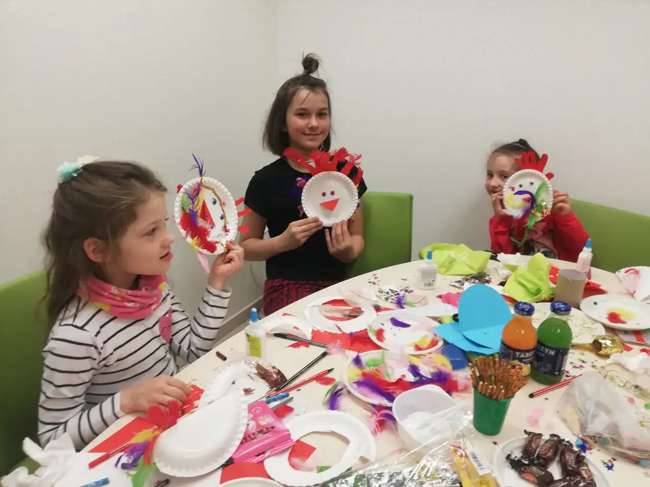 Dzieci tworzą zwierzątka z papierowych talerzyków i piórek. Świetne pomysły na zajęcia ekologiczne!