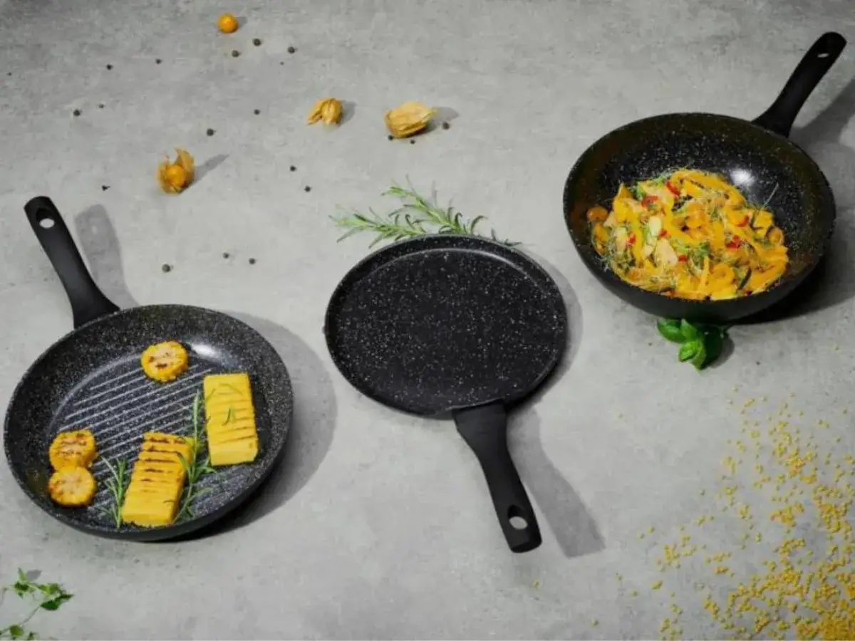 Zdrowo gotuj na patelniach z powłoką granitową. Na jednej grillowana polenta i kukurydza, na drugiej warzywa. Jaka patelnia najzdrowsza? Ta, która pozwoli Ci cieszyć się smakiem bez nadmiaru tłuszczu.