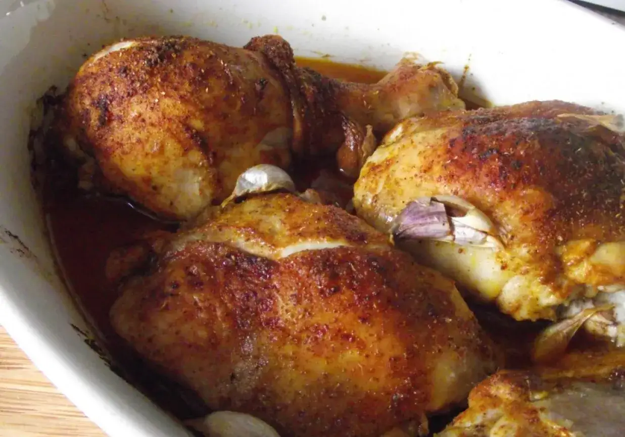 Złocisty kurczak pieczony z czosnkiem, pachnący przyprawami. Idealny na obiad.