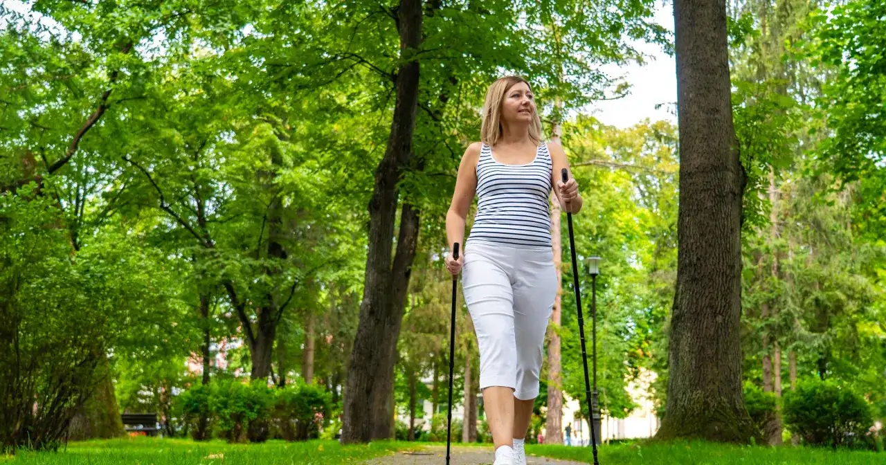 Osoba spacerująca w parku z uśmiechem