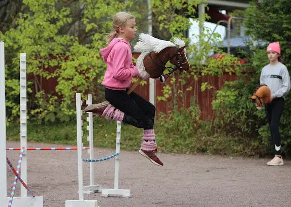 dziecko bawi się hobby horse na zawodach