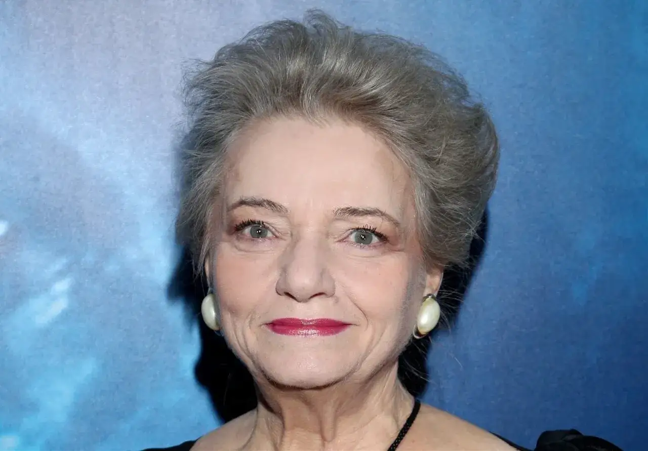 Anna Seniuk, ikona polskiego kina, seriali i program&oacute;w, z uśmiechem na twarzy.