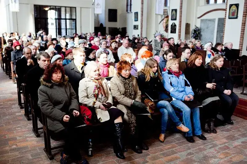 Zdjęcie Czy do kościoła można iść w spodniach z dziurami? Oto prawda o ubiorze