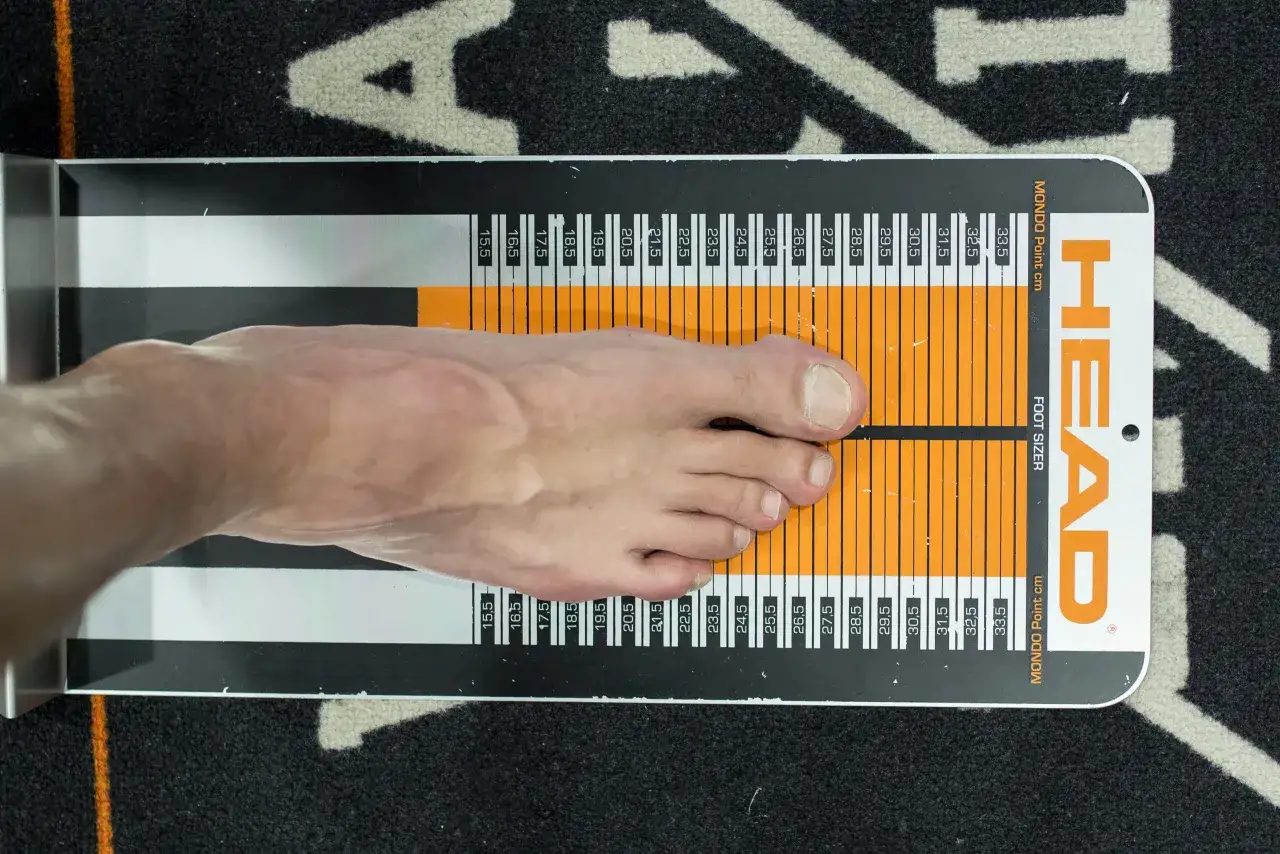 Narciarz w idealnie dopasowanych butach