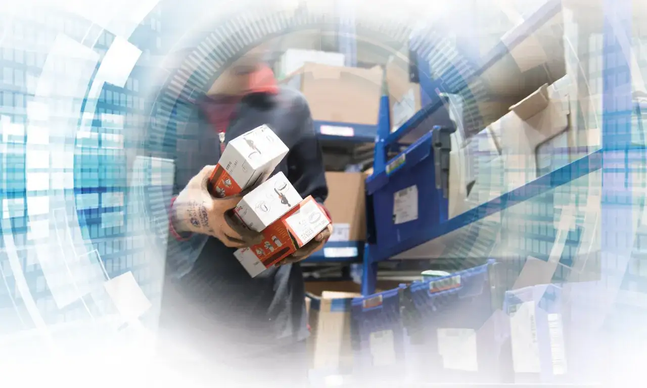 Pracownik magazynu w rękawicach trzyma pudełka. Czy to jest otif co to?