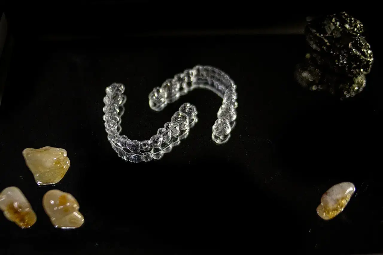 Por&oacute;wnanie aparat&oacute;w ortodontycznych: metalowy, ceramiczny, szafirowy, nakładki Invisalign