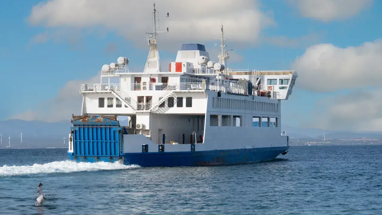 Prom na Sardynię, biało-niebieski, płynie po morzu. Zastanawiasz się, ile kosztuje prom na Sardynię?