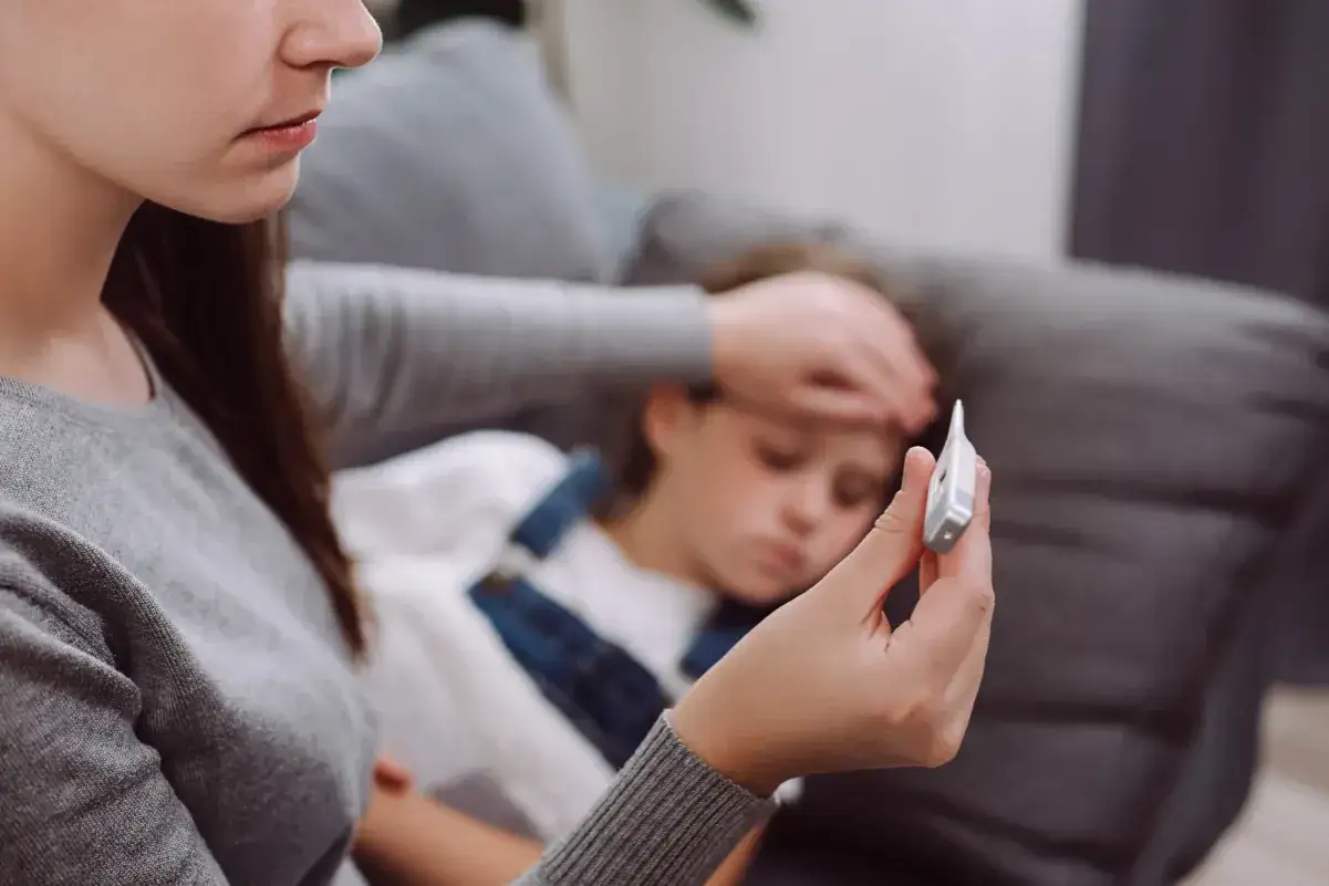 Rodzic podpisujący zwolnienie dla dziecka