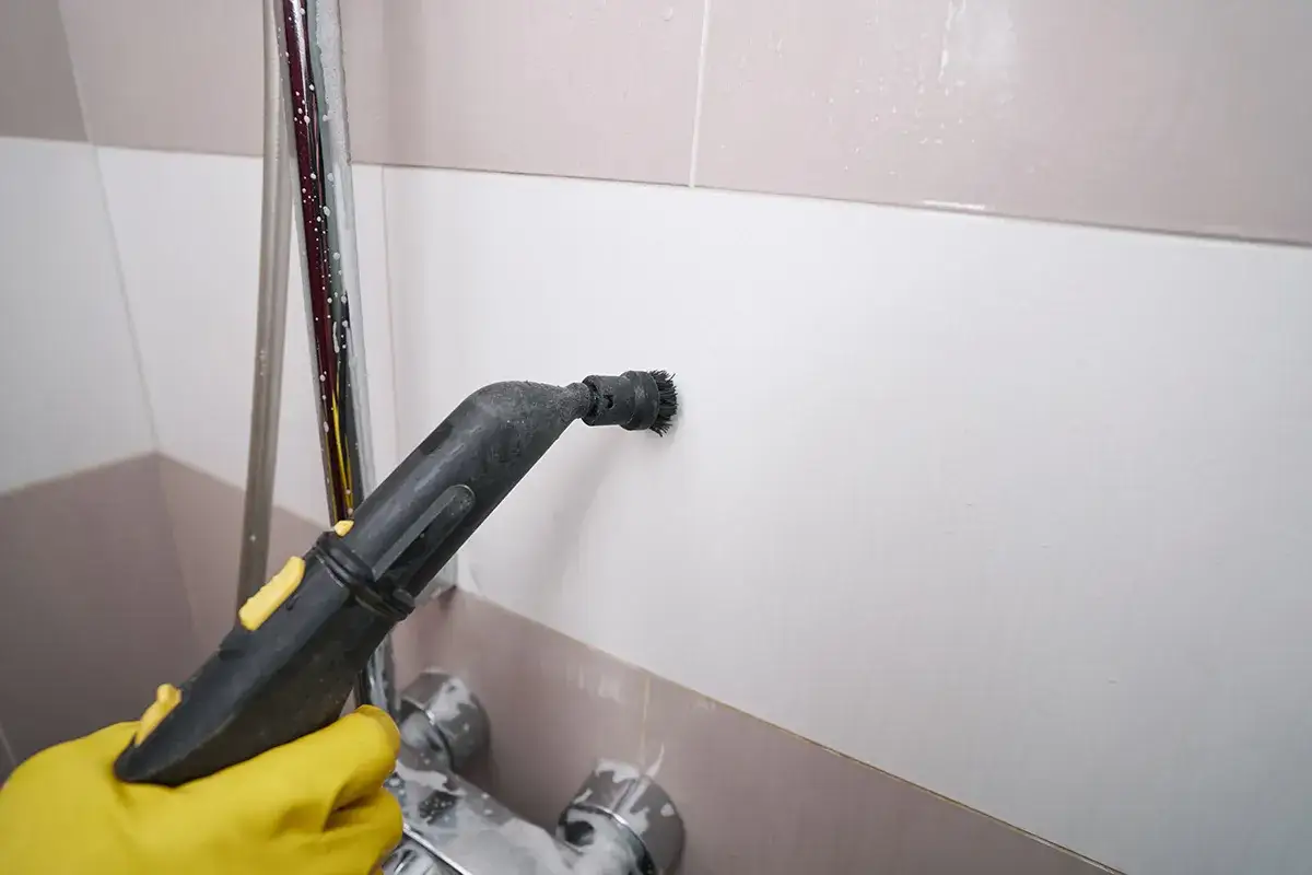 Para czyszcząca fugi, zamiast domowych sposobów na czyszczenie fug octem, które niszczą strukturę spoiny.