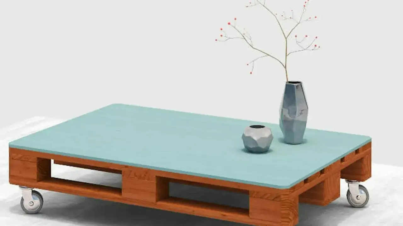 Stol z palet z turkusowym blatem i ozdobnymi wazonami, na kółkach.