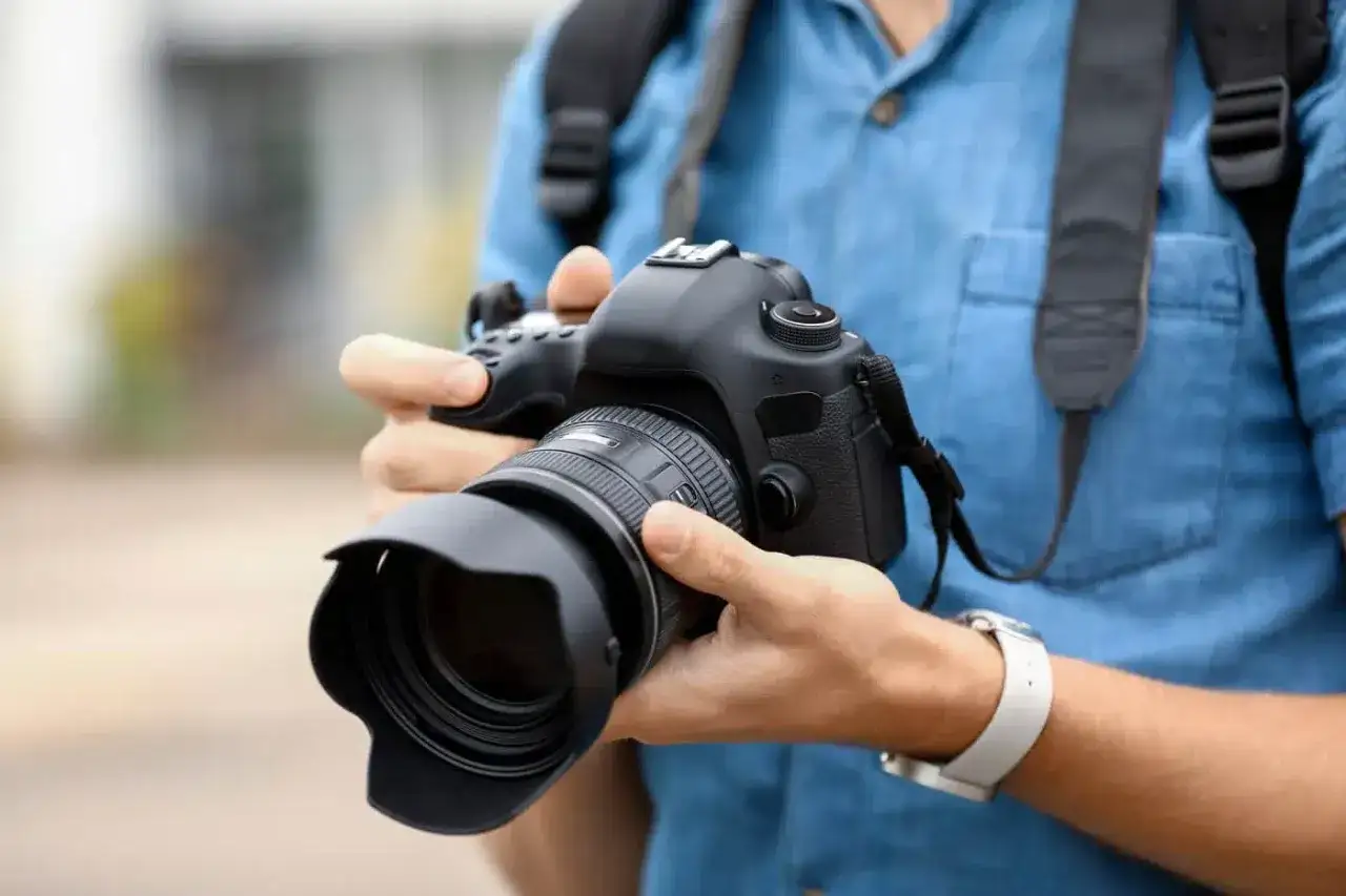 początkujący fotograf z lustrzanką cyfrową