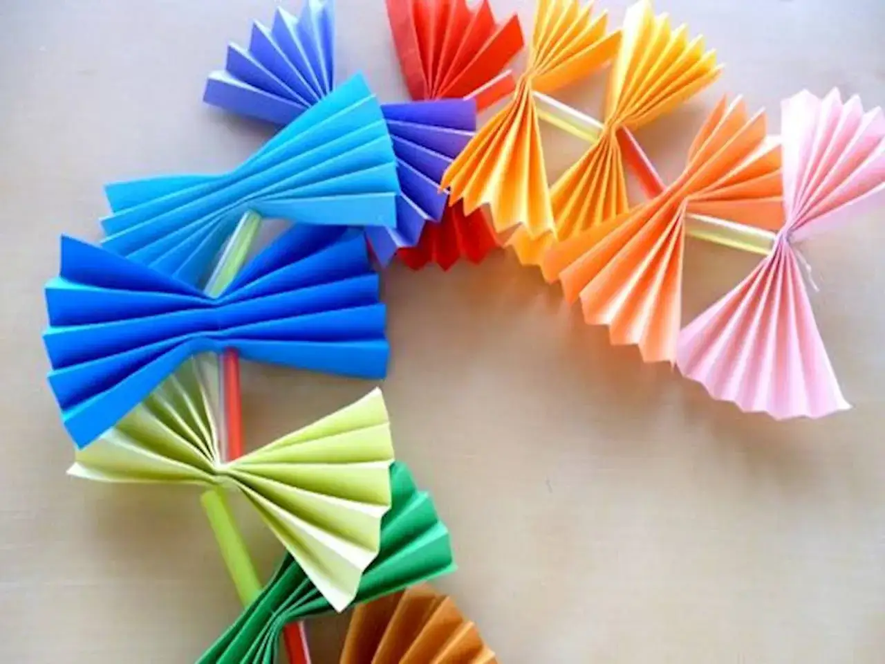 r&oacute;żne łańcuchy choinkowe z papieru