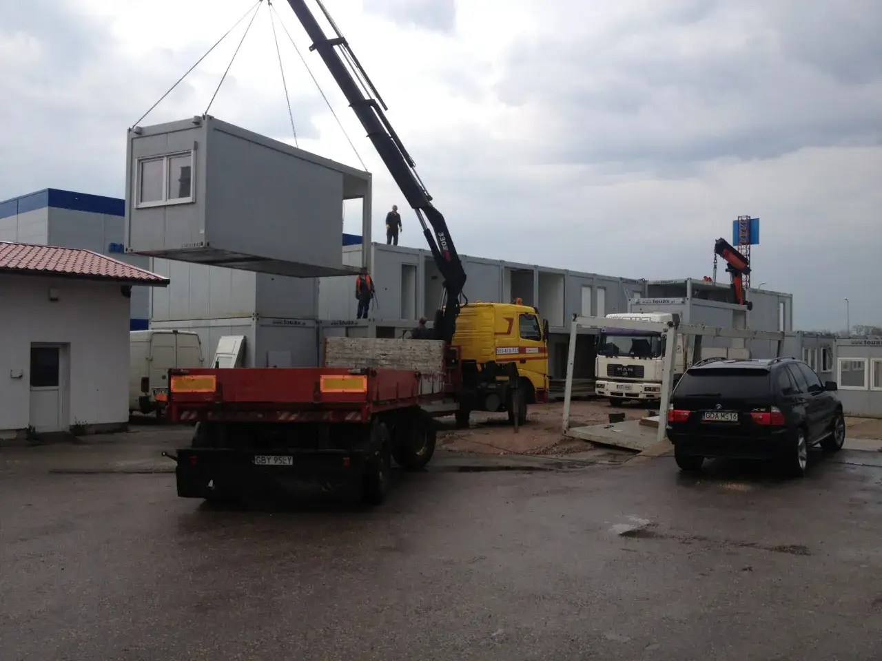 Dźwig montuje moduł kontenerowy na placu budowy CBN Centrum Budowlane oddział Śledziejowice.