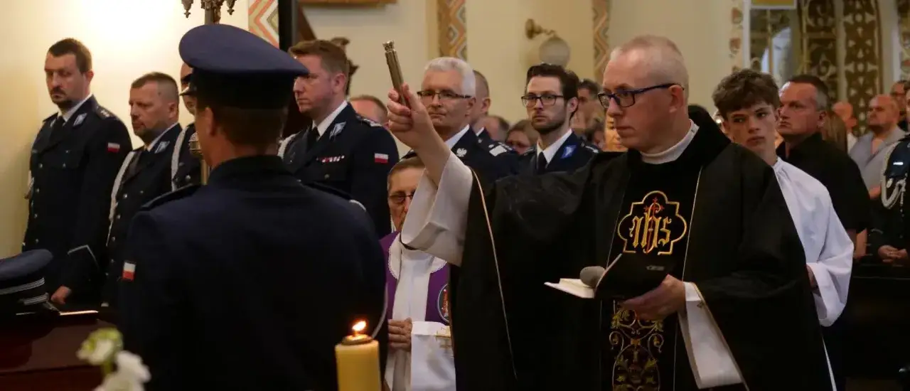Uroczystość w bazylice w Mikołowie. Ksiądz błogosławi żołnierzy, którzy odeszli do Pana.