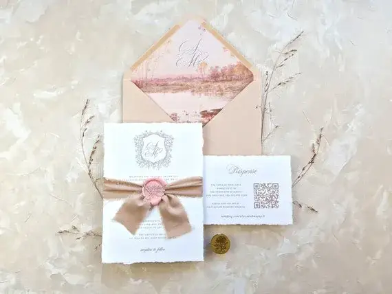 eleganckie zaproszenia z pieczęcią lakową i wstążką