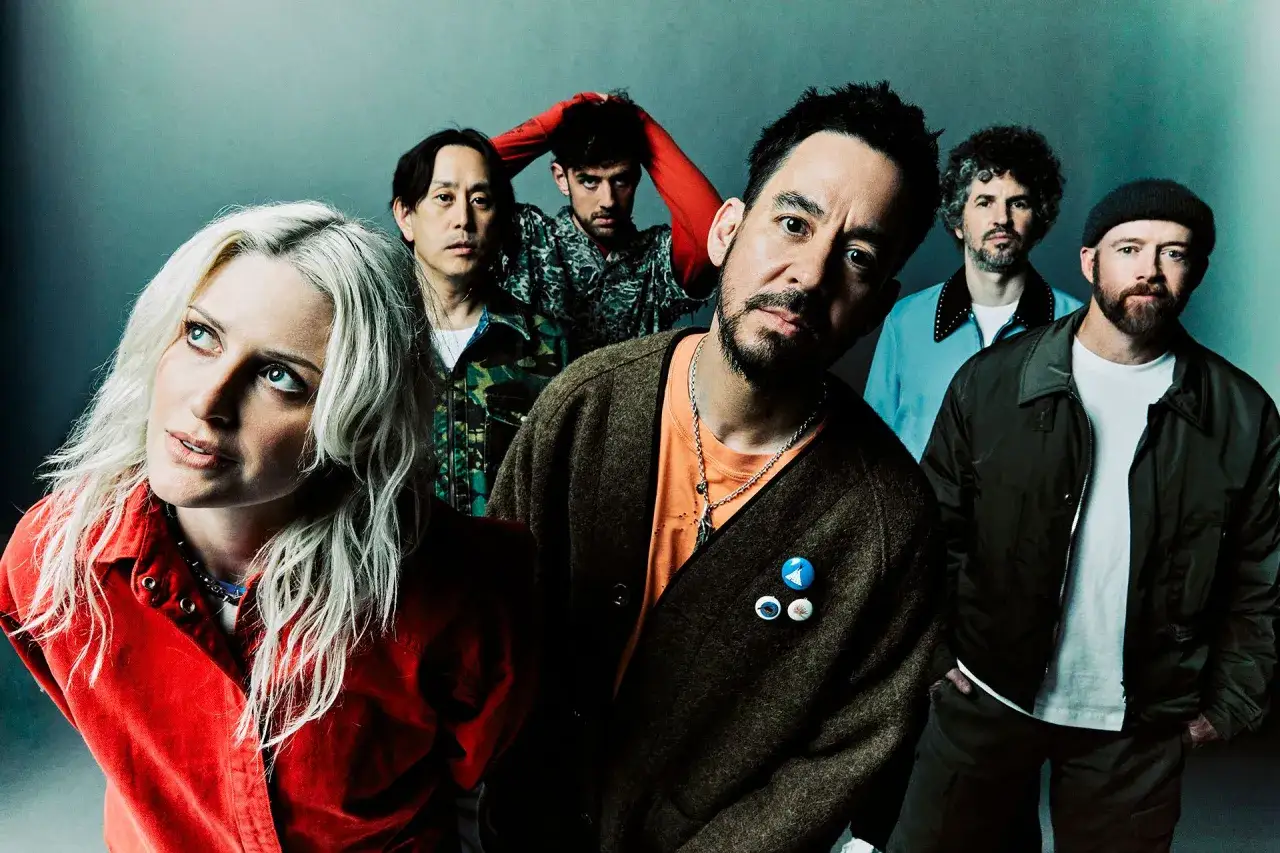 Wokalista Linkin Park, Mike Shinoda, z zespołem na zdjęciu.