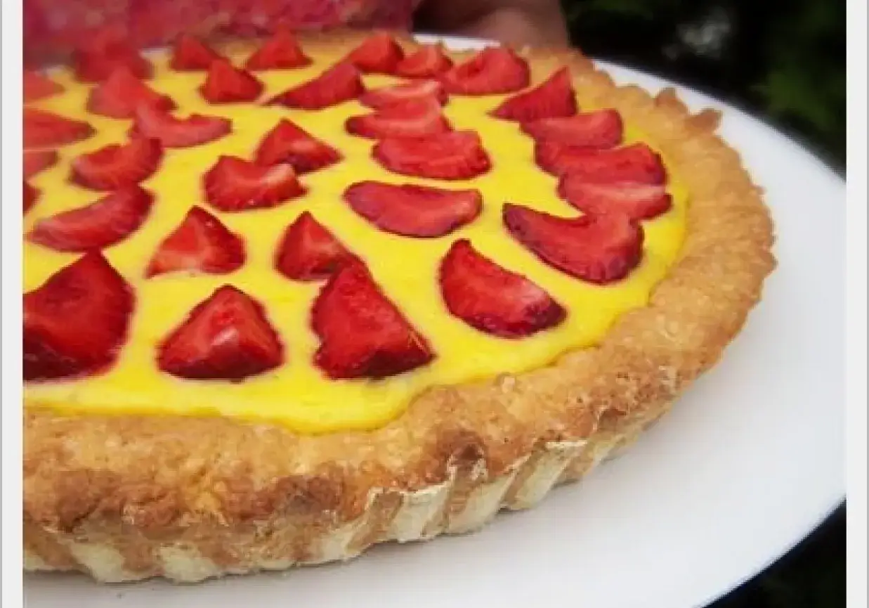 Pyszna tarta z kremem patissiere i świeżymi truskawkami, idealna na letnie popołudnie.