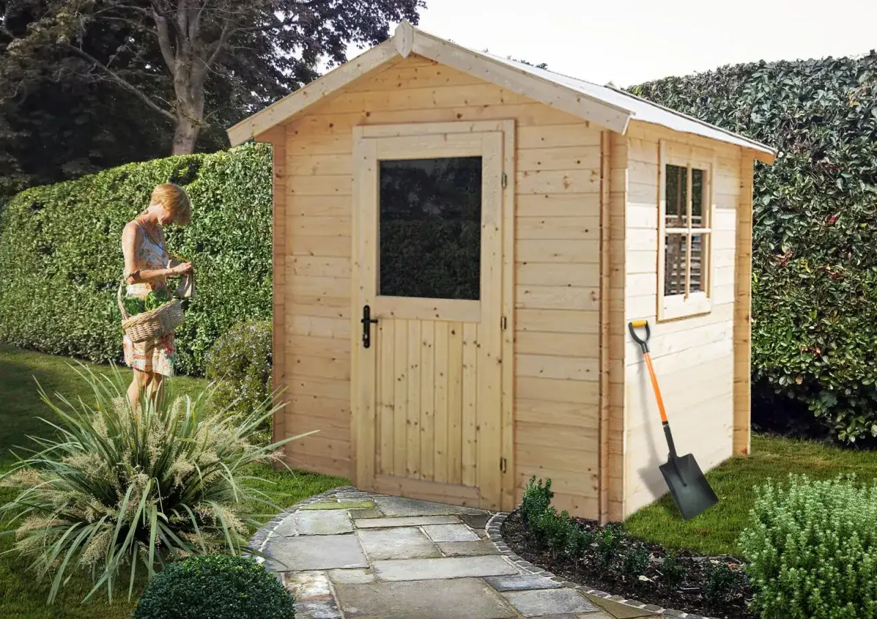 Uroczy, drewniany domek narzędziowy w ogrodzie, obok którego stoi kobieta z koszykiem. Obok domku leży łopata.