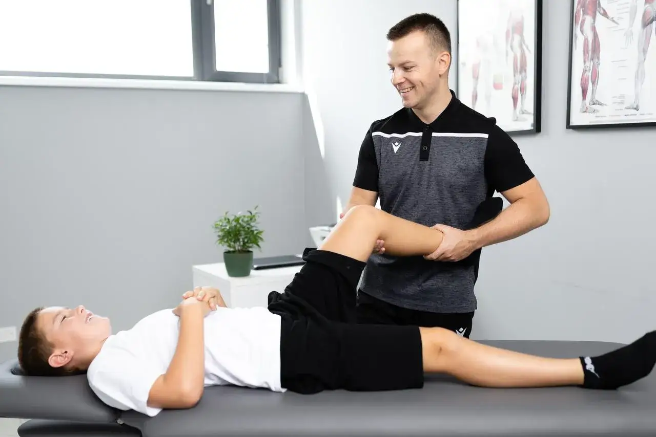 różni pacjenci korzystający z fizjoterapii, fizjoterapeuta pomaga seniorowi, dziecku, sportowcowi