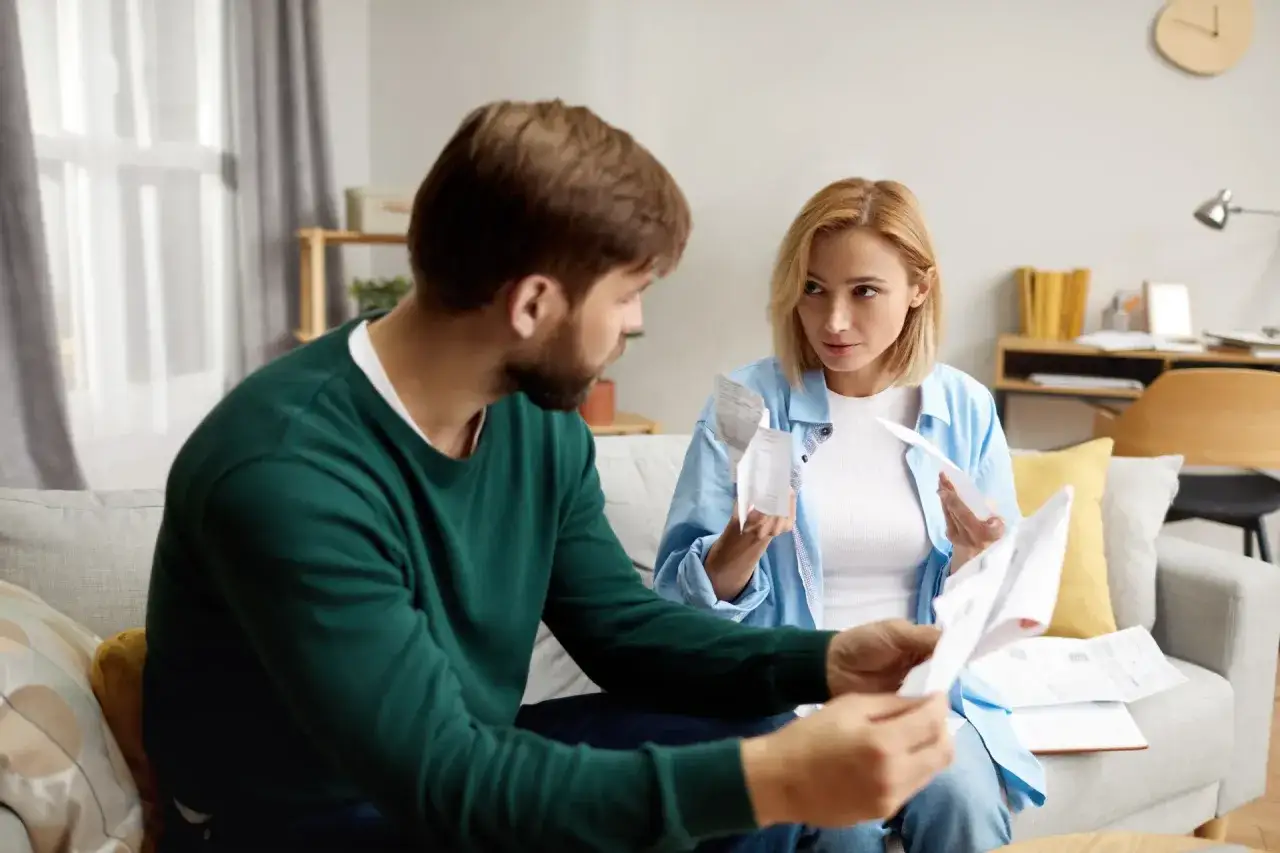 Para omówić rachunki, zastanawiając się, kiedy można wymeldować członka rodziny.