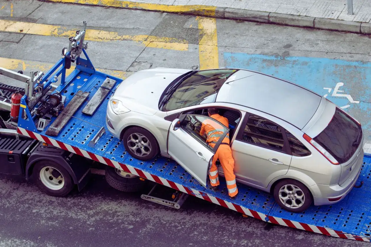 Samoch&oacute;d transportowany na lawecie