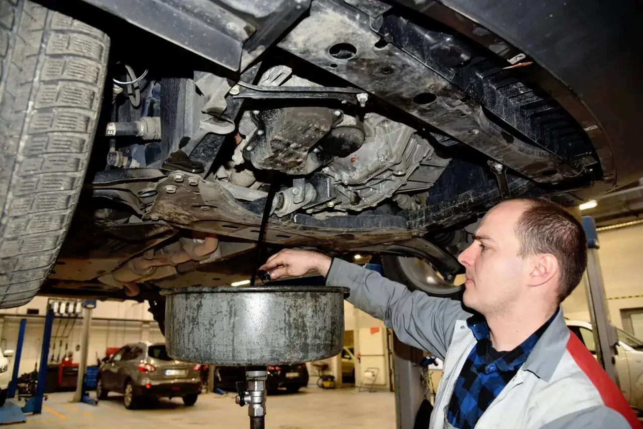 Mechanik spuszcza olej z silnika, dbając o jego żywotność, niezależnie czy to silnik diesel czy benzyna.