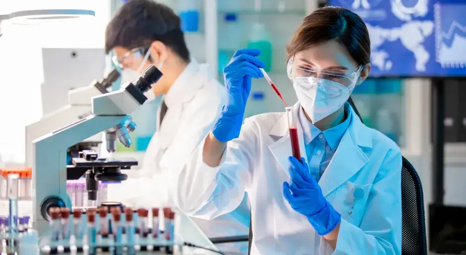 osoba oddająca krew w laboratorium