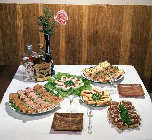 Jedzenie na imprezę lata 80 PRL
