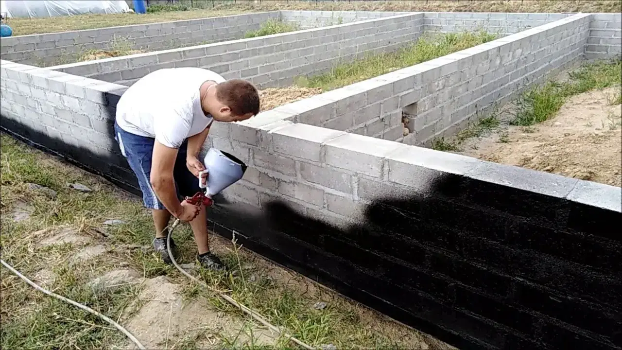 Zdjęcie Czym pomalować fundament, aby skutecznie chronić przed wilgocią?