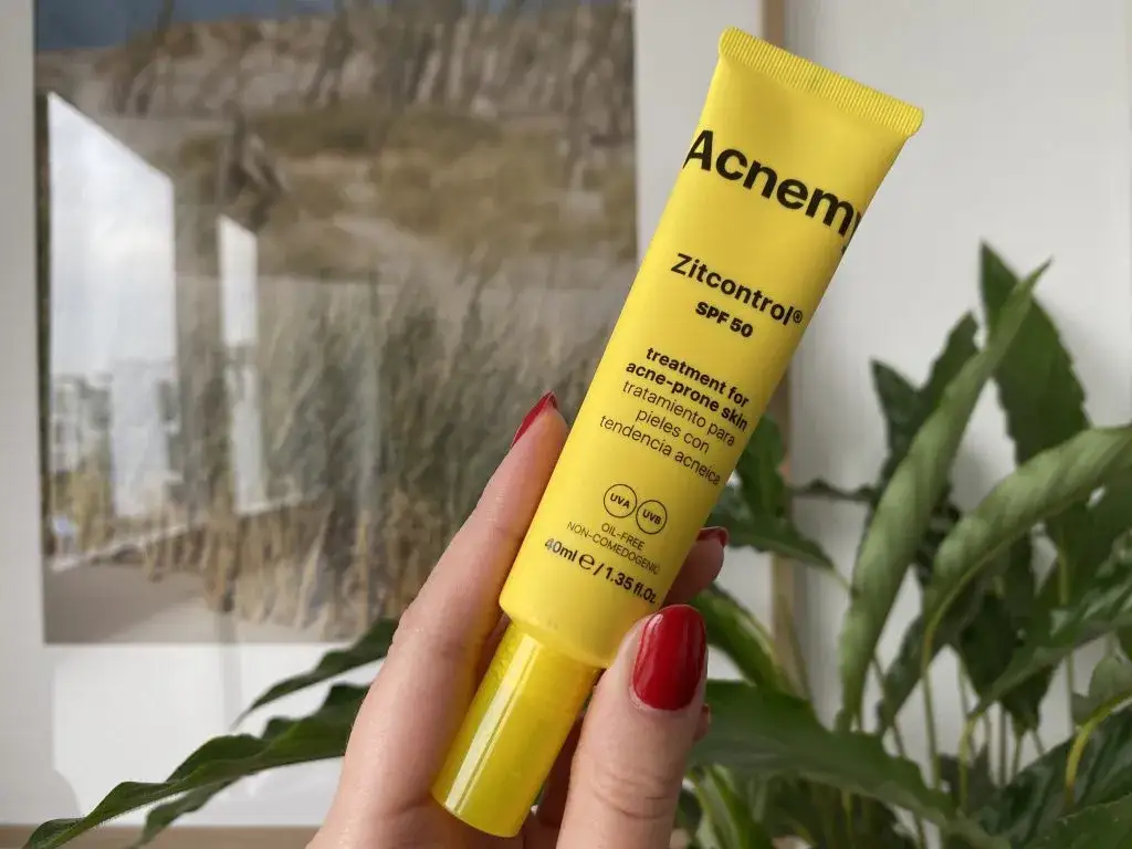 Lekki krem z filtrem SPF 50 do cery trądzikowej