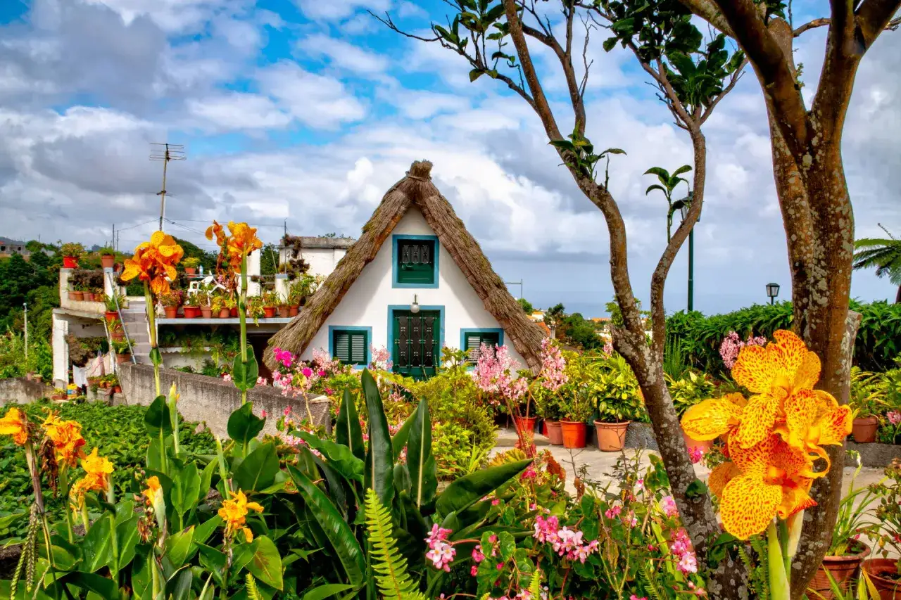 Kwiaty i tradycyjny dom na Maderze. Wiosna to idealny czas, kiedy najlepiej jechać na Maderę, by podziwiać takie widoki.