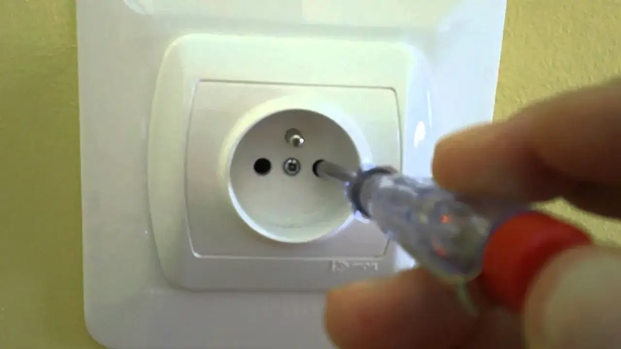 Testowanie gniazdka po podłączeniu próbnikiem