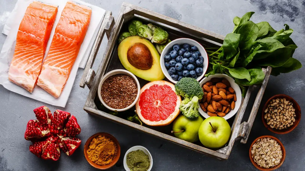 Łosoś, jagody, szpinak, migdały, siemię lniane, brokuły, awokado, jabłka, grejpfrut, granat, fasola i płatki owsiane – to produkty, które obniżają ciśnienie.