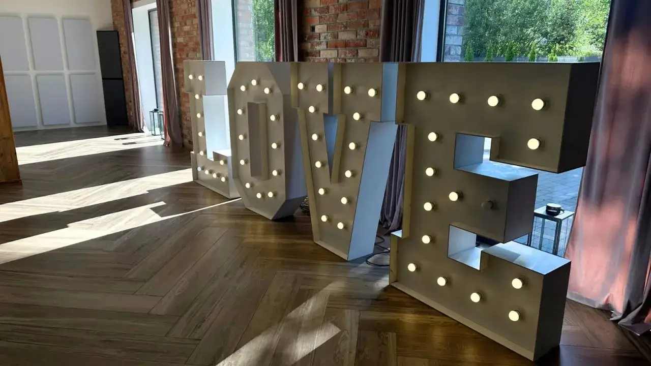 Litery LOVE z żarówkami - najciekawsze atrakcje weselne zamiast fotobudki, które zaskoczą gości w 2026.