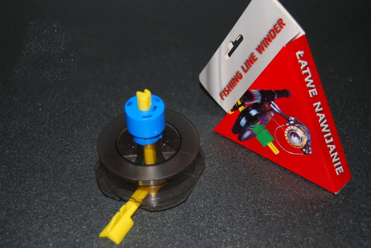 Sprzęt do nawijania plecionki na kołowrotek