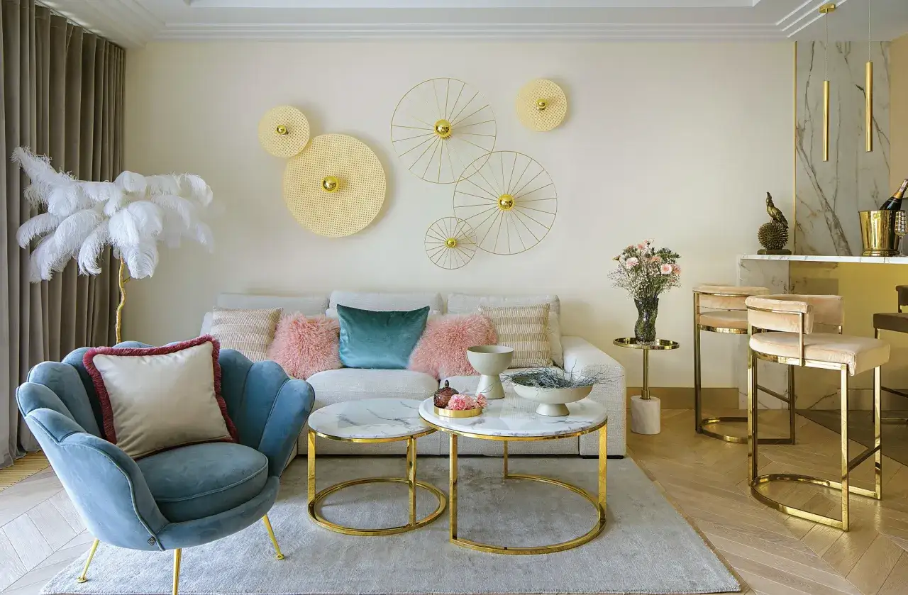 Elegancka aranżacja ściany za kanapą z okrągłymi złotymi dekoracjami i puszystą lampą.