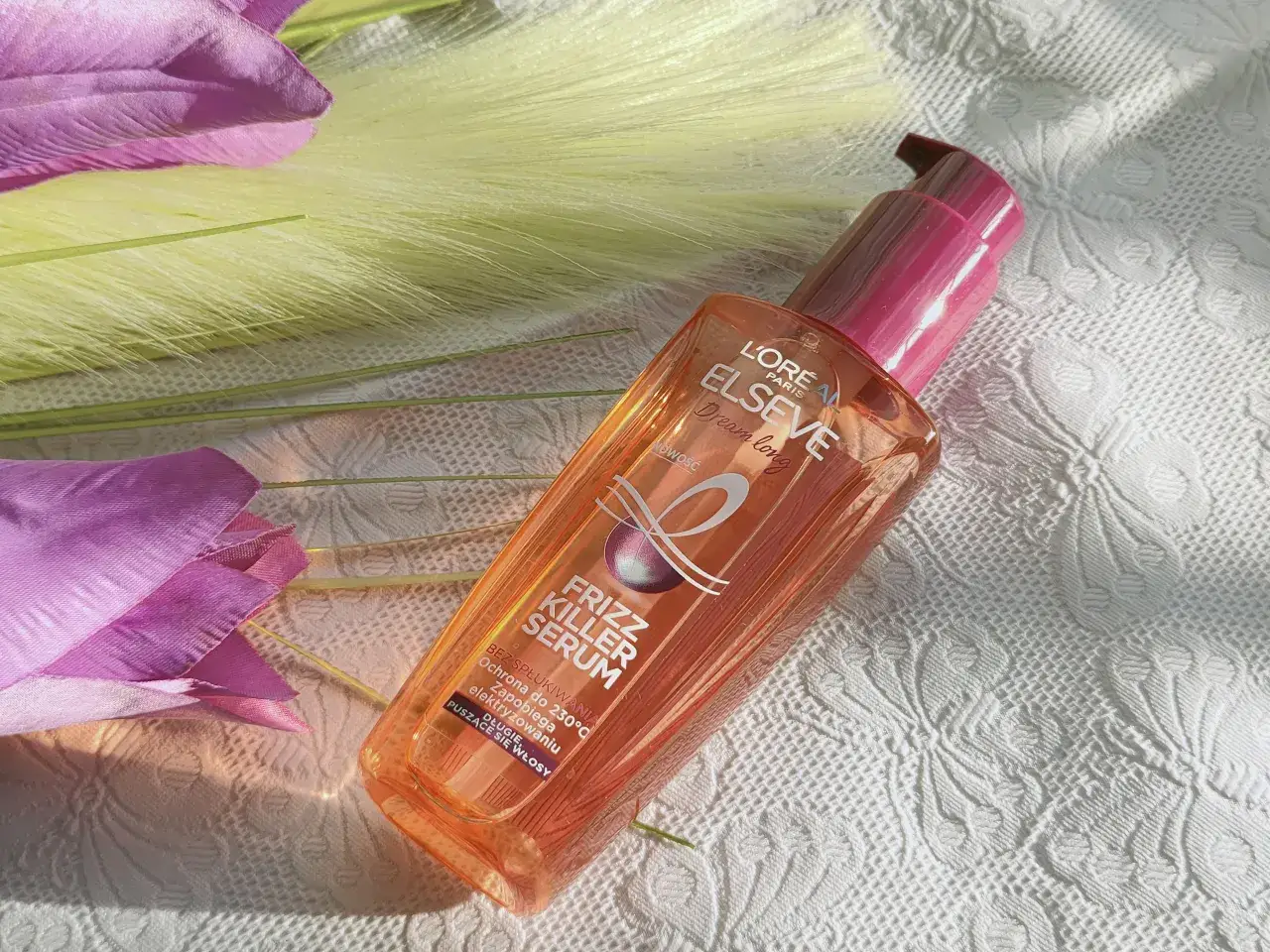 kobieta aplikująca serum na włosy, prawidłowa aplikacja serum bez spłukiwania