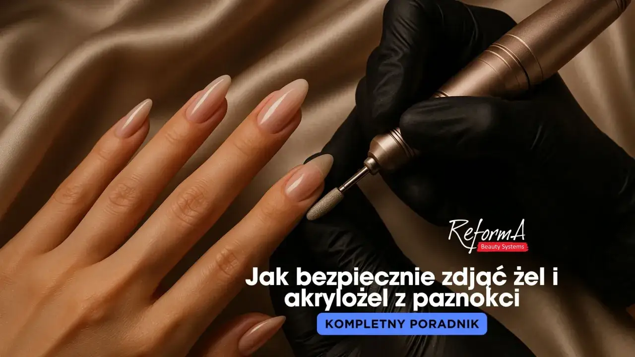 Dłoń z paznokciami w cielistym kolorze, na której widać frezarkę do paznokci. Dowiedz się, jak zdjąć akrylożel z paznokci bezpiecznie.