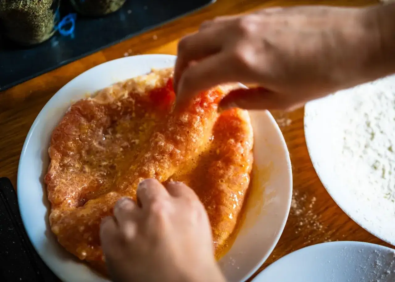 odpadająca panierka od schabowego