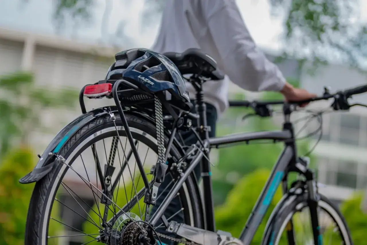 Zdjęcie Jak włączyć światło w rowerze? Proste sposoby na bezpieczeństwo