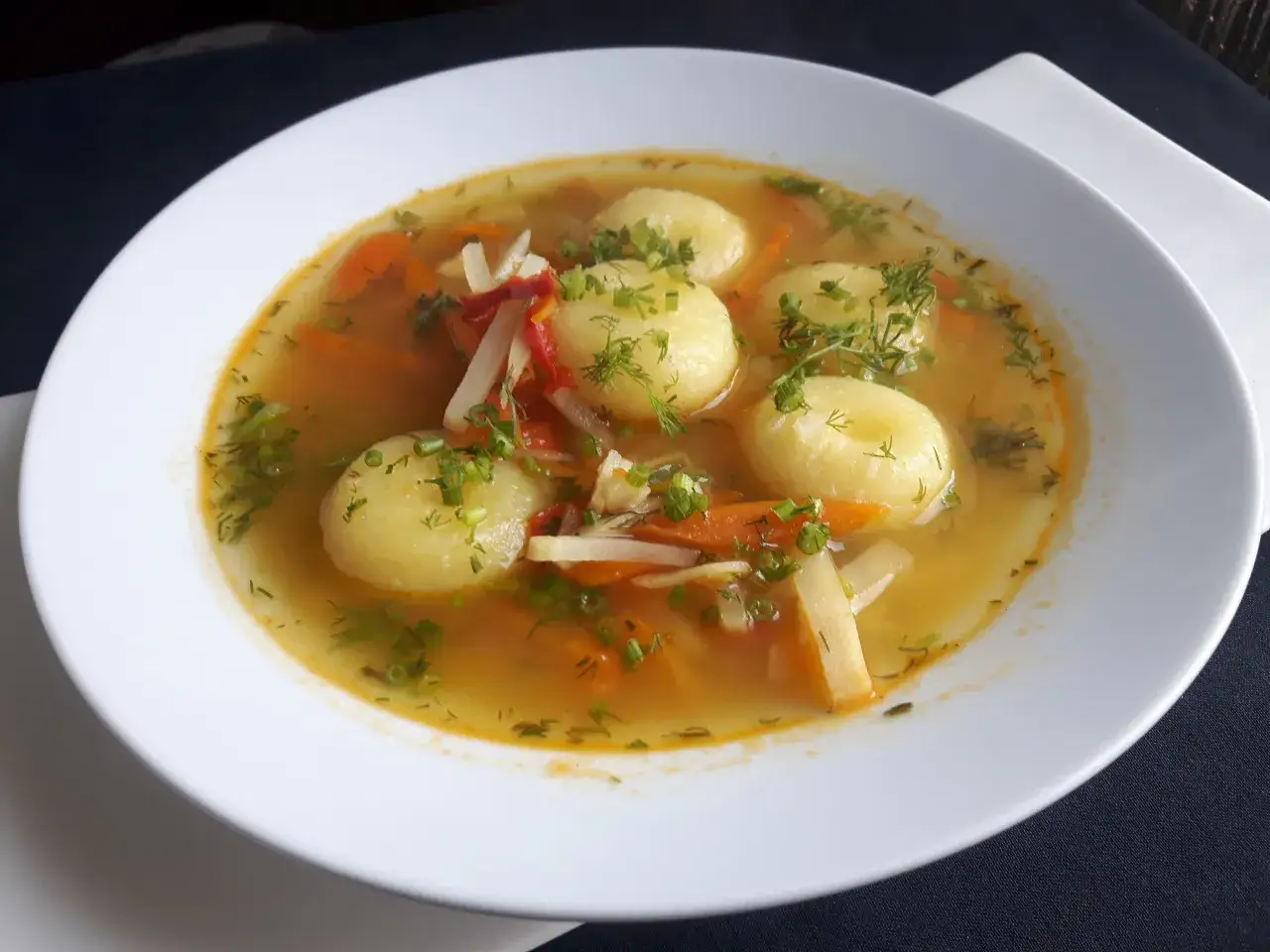 Pyszna zupa z kluskami ziemniaczanymi i warzywami. Idealna propozycja, co podać na świąteczny obiad.